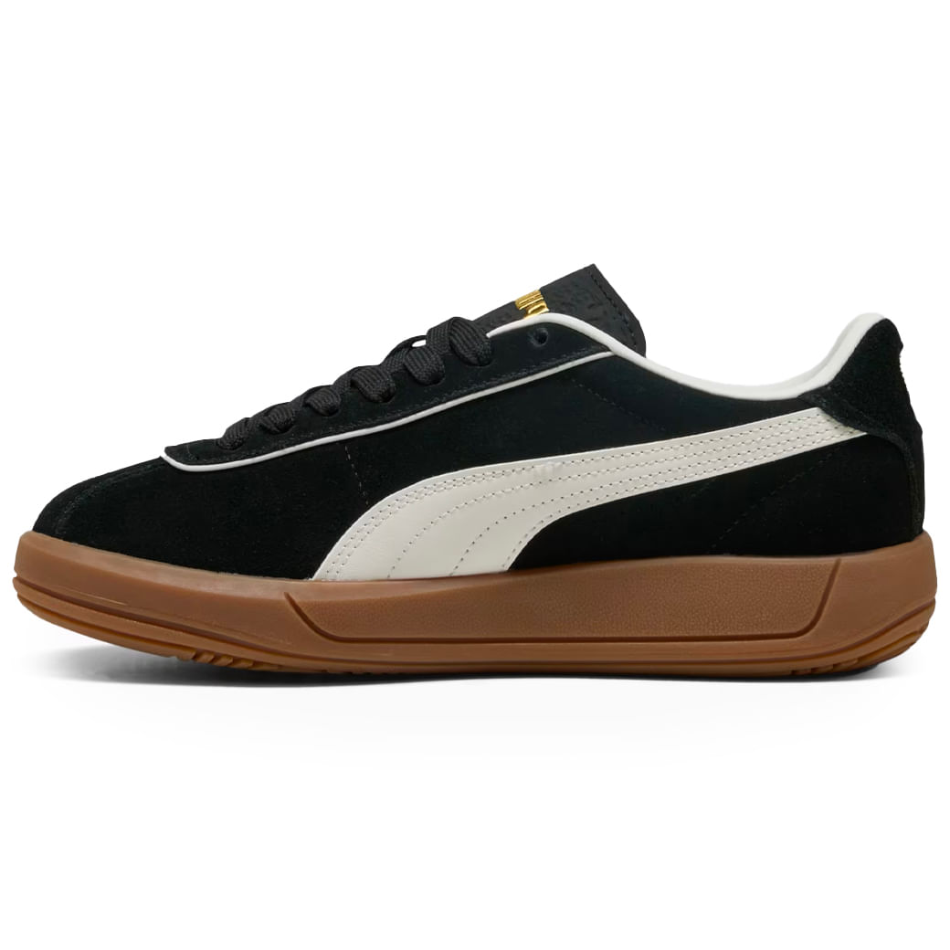 Tênis Puma Klassika feminino visto de lado, mostrando detalhes do solado e cadarço